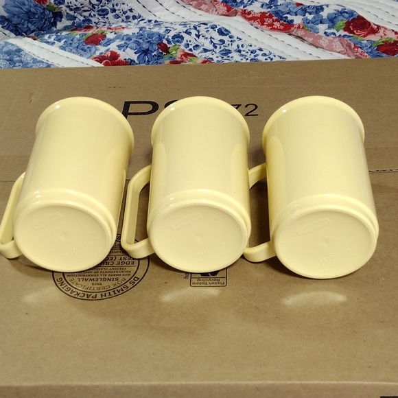 Vintage‎ Rubbermaid Set of 3 Yellow Melamine Trays With Cups - Picture 10 of 12
